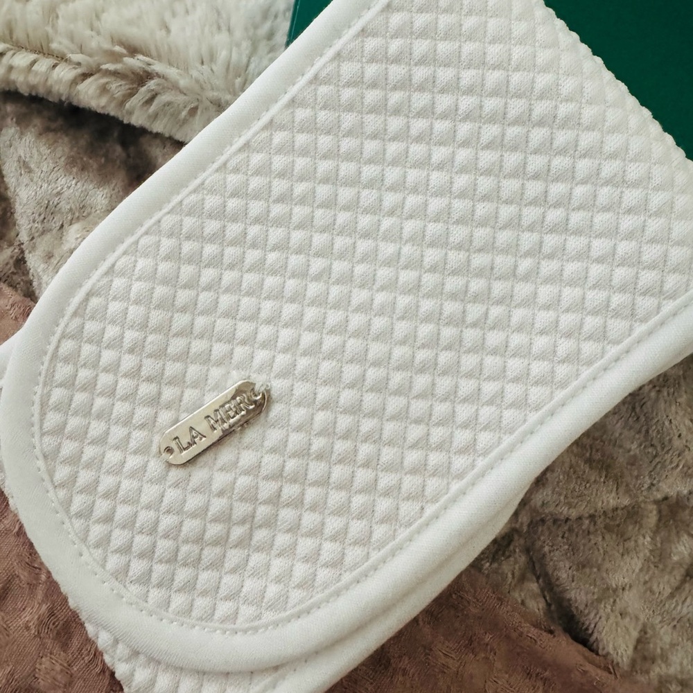 La Mer white cotton head band adjustable. Comes in green envelope sealed.